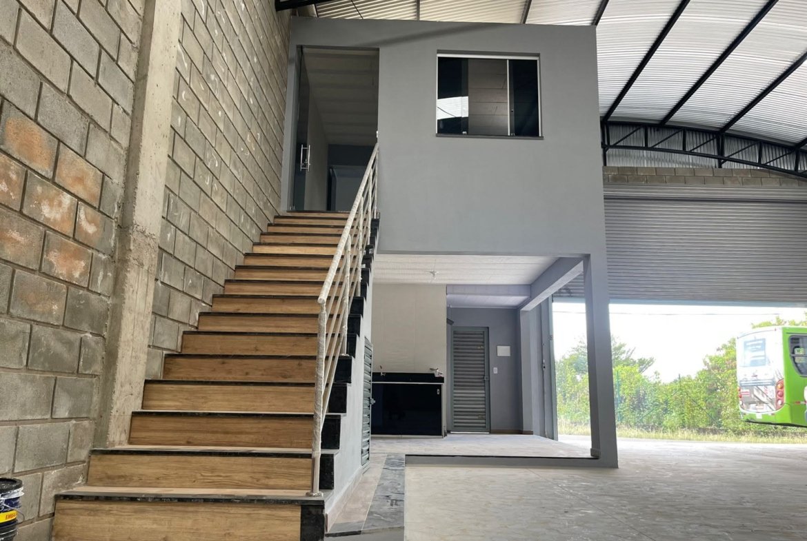 3f4a6579-61dd-43d4-9f9f-8867289ebd72 GALPÃO 360M² AO LADO DA PRATIQUE BAIRRO STª MARIA