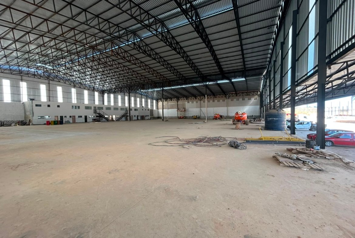 Interior do galpão em Contagem com pé-direito de 12 metros e estrutura metálica