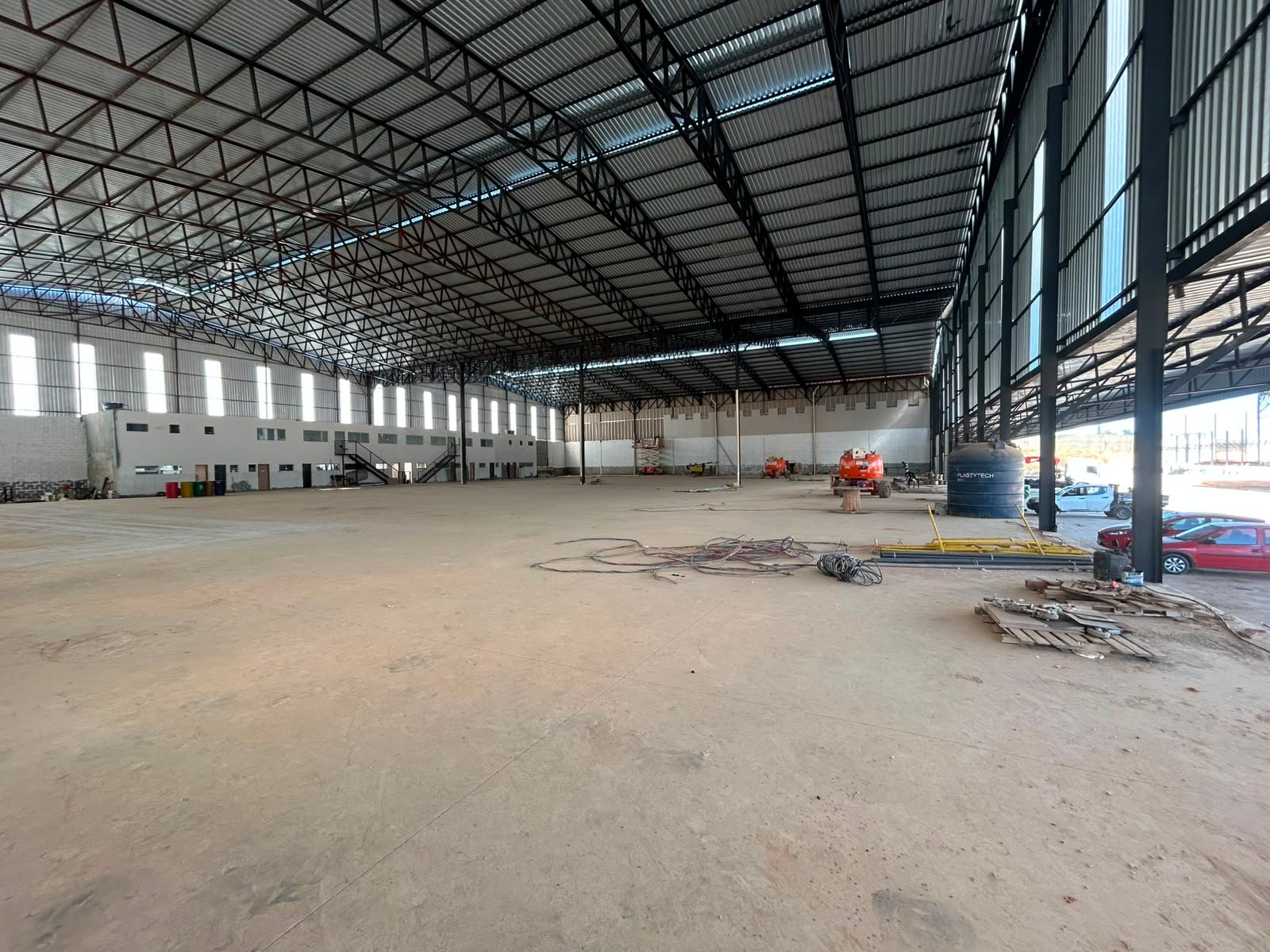 Interior do galpão em Contagem com pé-direito de 12 metros e estrutura metálica