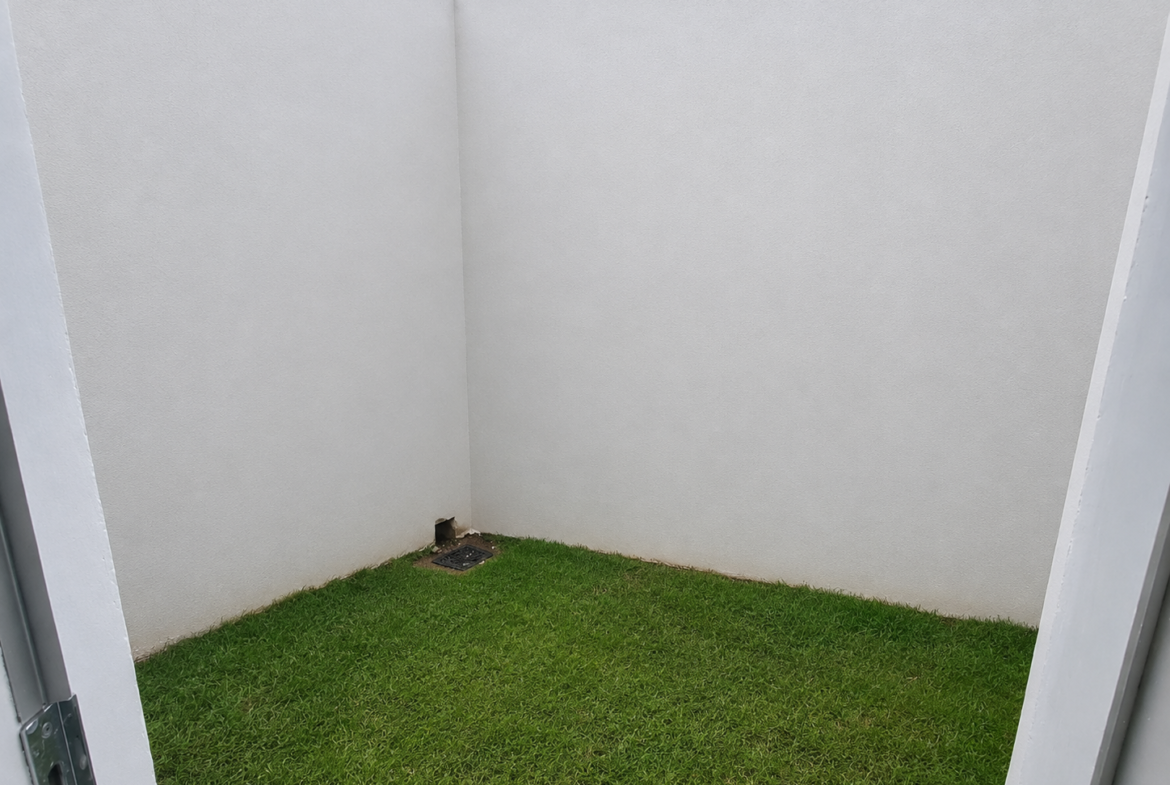 Sala com área descoberta e piso gramado do galpão no bairro Monte Verde, em Betim