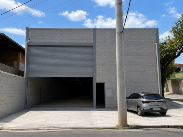Fachada e portão automático do galpão no Industrial São Luiz, Contagem