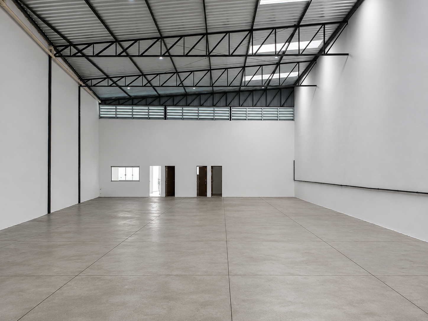 Interior do barracão de 380 m² em Monte Verde com pé direito de 7 metros e piso industrial polido