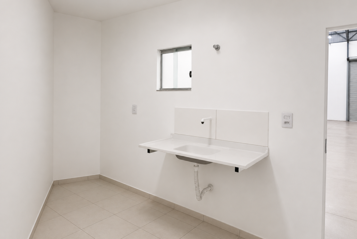 Cozinha do depósito industrial em Monte Verde, Betim, com bancada de pia e porcelanato claro