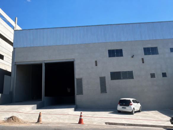 Galpão para Locação no Bairro do Comércio, Contagem – 1.200m² com Doca e Pé-Direito de 7m