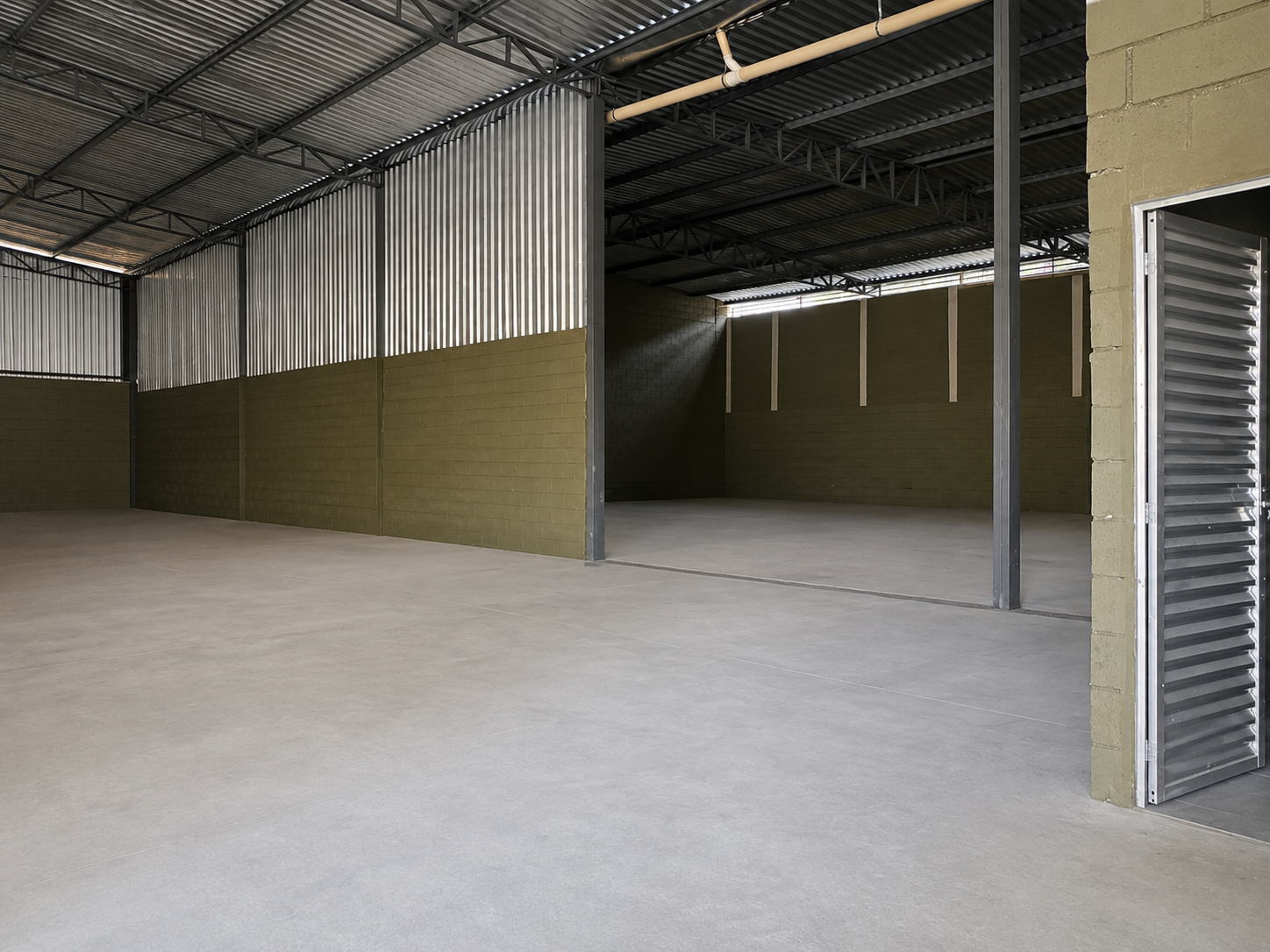Interior do galpão para locação no Parque das Indústrias, Betim, com ampla área coberta e piso industrial polido