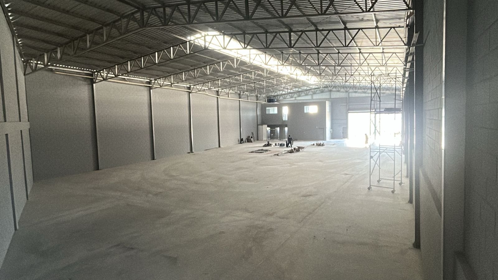 Interior do galpão para locação no Bairro do Comércio, Contagem, com ampla área coberta e estrutura pronta para operação