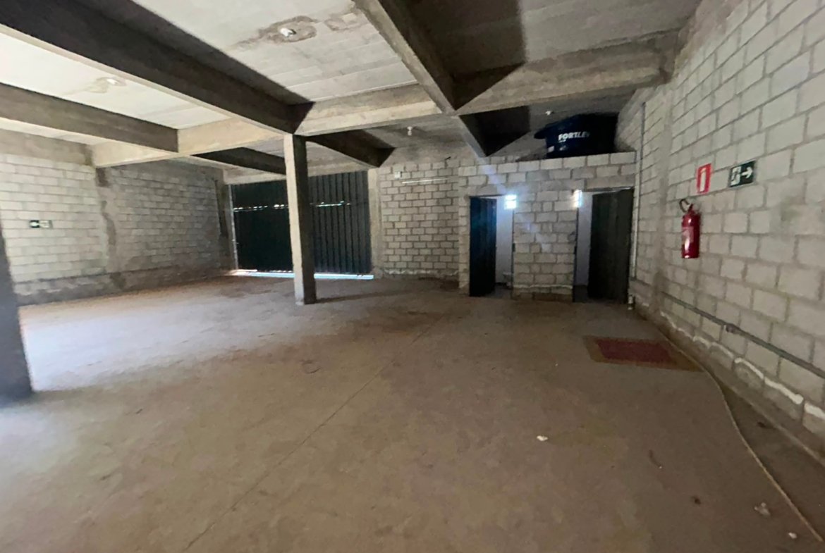Subsolo do galpão em Petrolândia, Betim, com vigas de concreto aparentes e piso liso