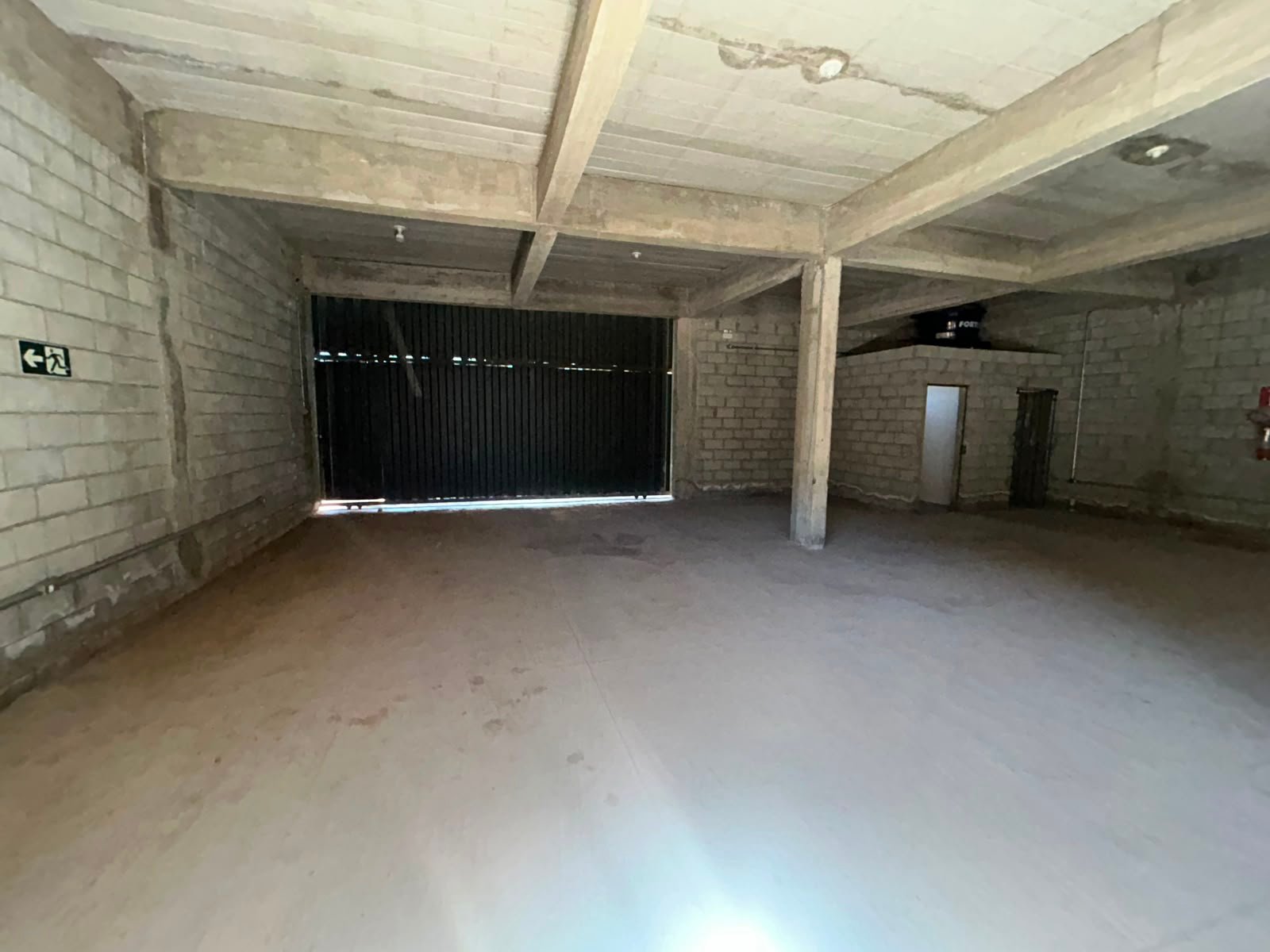 Portão de acesso do subsolo do galpão para alugar em Petrolândia, em Betim/MG