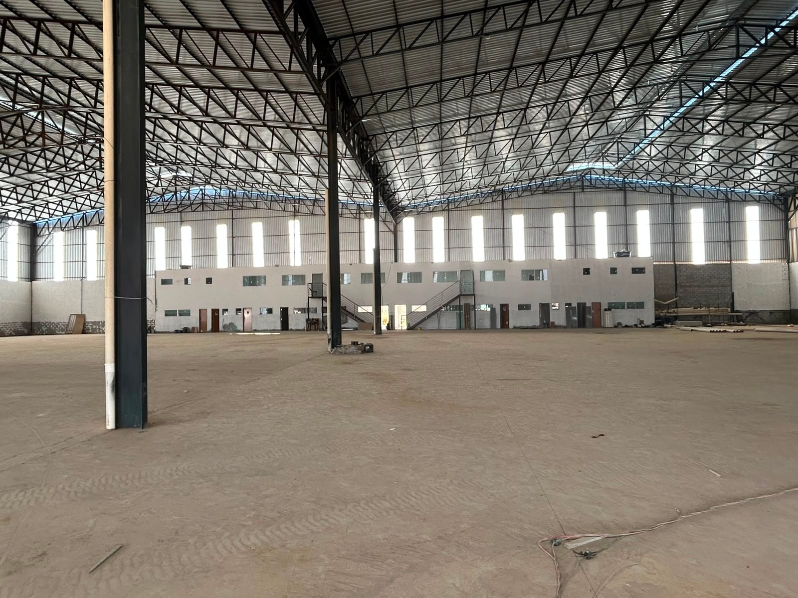 Bloco de escritórios de dois pavimentos construído dentro do galpão