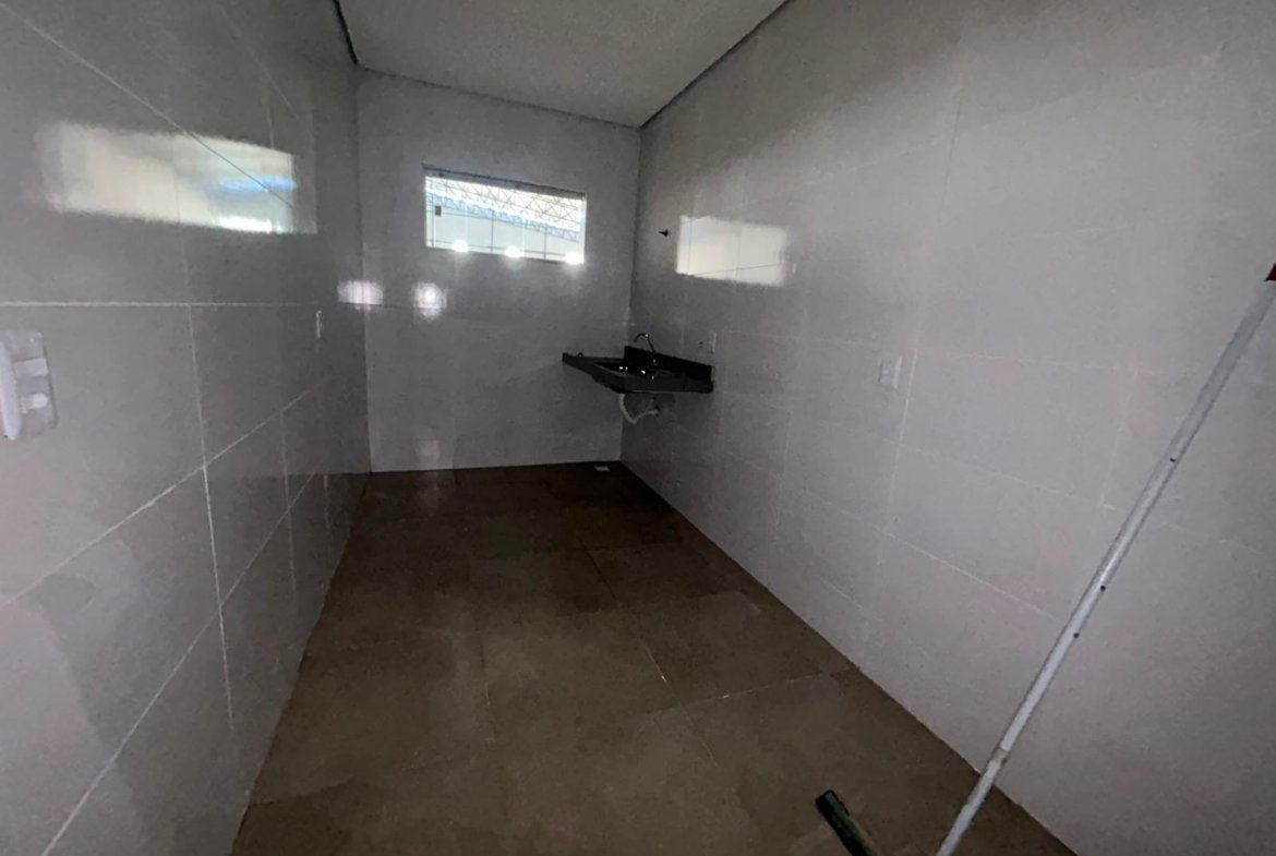 Copa revestida em cerâmica, com bancada e ponto de água instalados