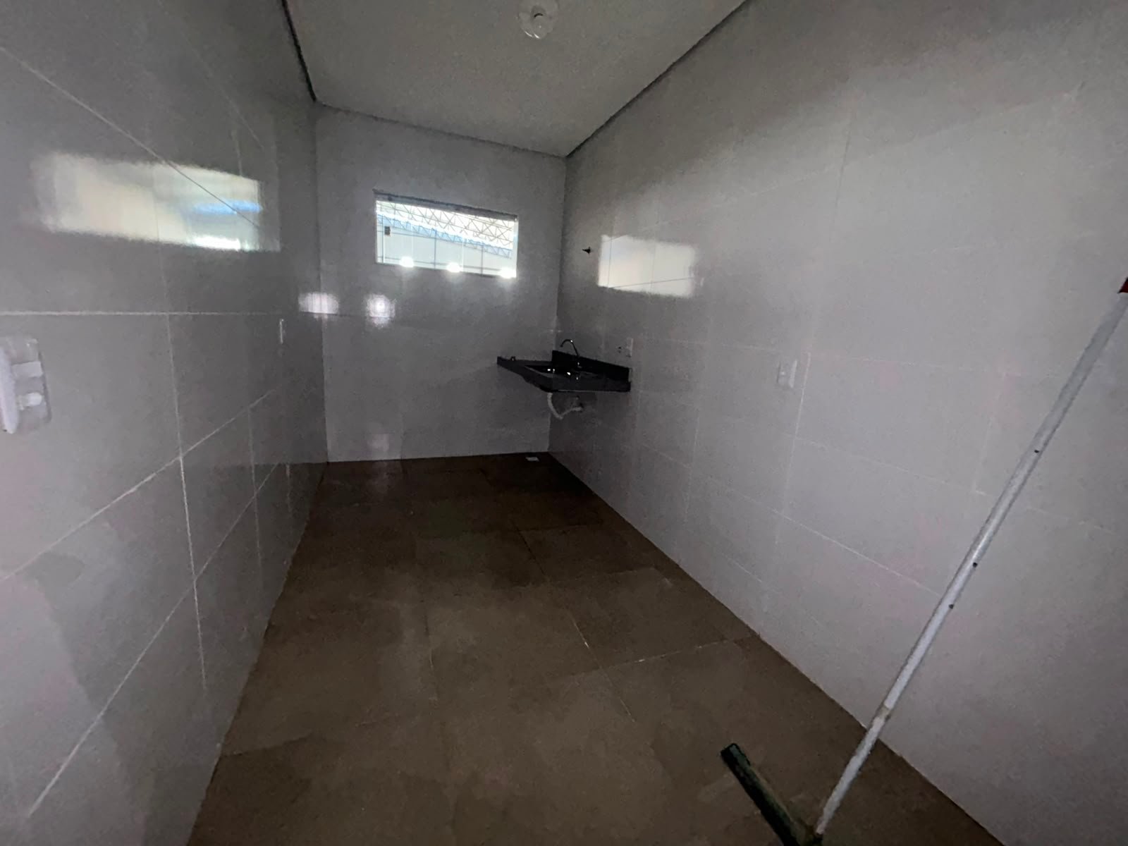 Copa revestida em cerâmica, com bancada e ponto de água instalados