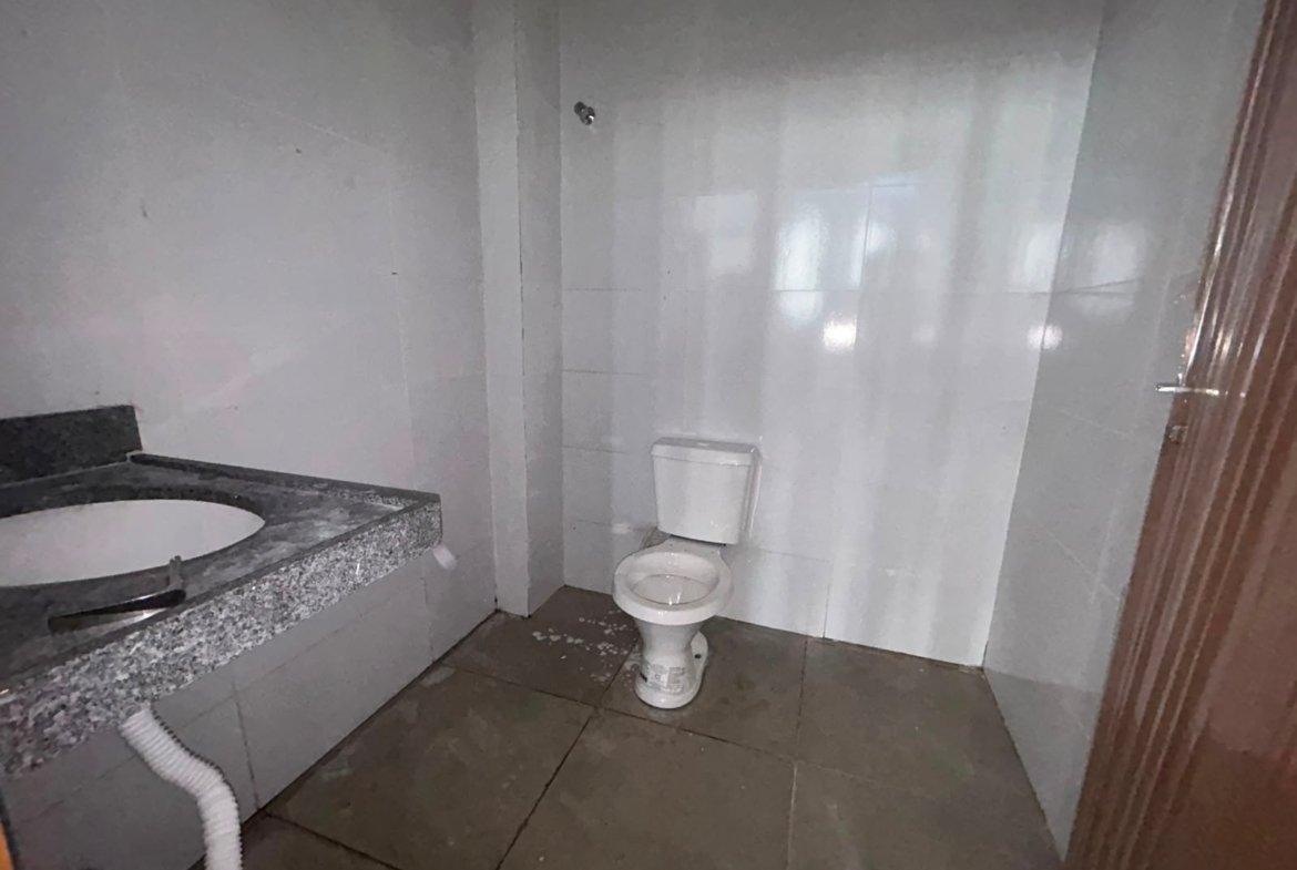 Banheiro com bancada em granito e louças instaladas