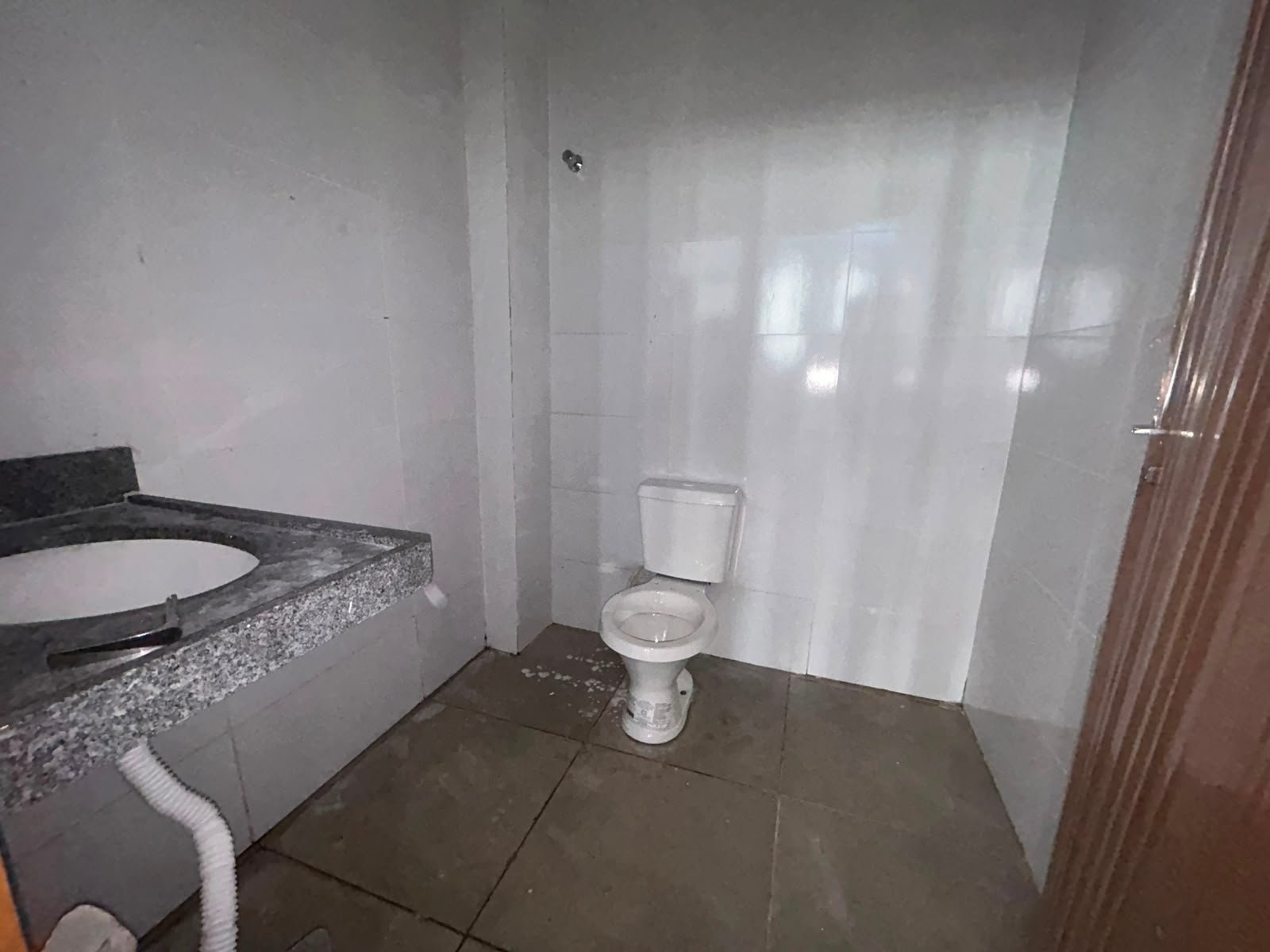 Banheiro com bancada em granito e louças instaladas