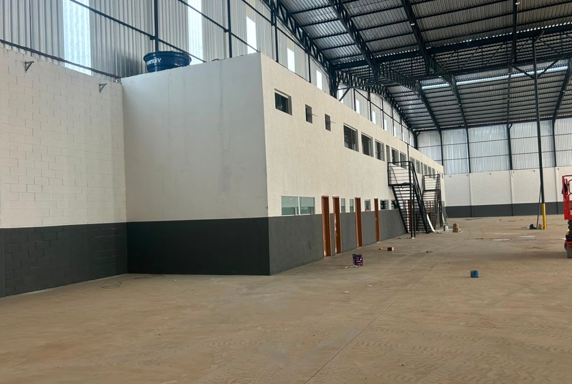 Escritório de 440 m² em dois pavimentos, integrado ao galpão