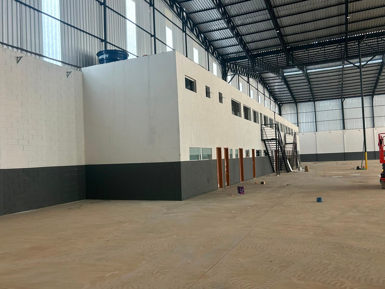 Escritório de 440 m² em dois pavimentos, integrado ao galpão