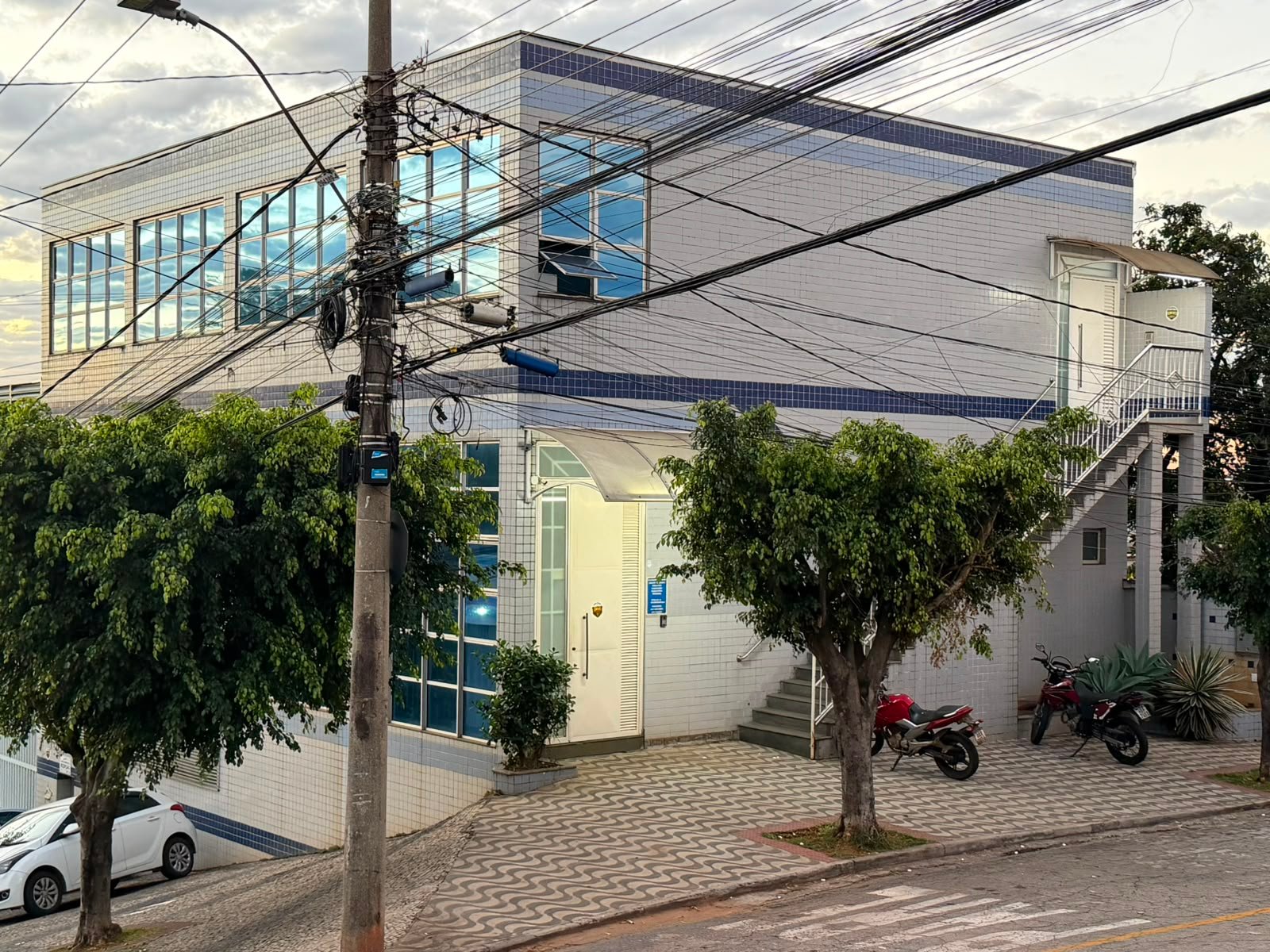 Fachada do prédio da sala comercial para locação no Bairro das Indústrias, Belo Horizonte