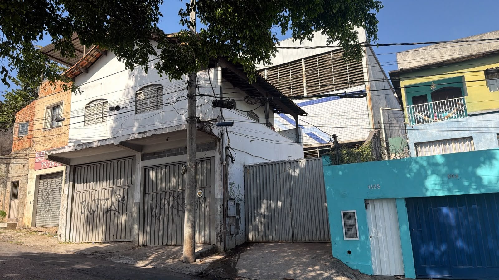 Fachada do imóvel comercial na rua do bairro Industrial 1, em Belo Horizonte, com dois portões metálicos