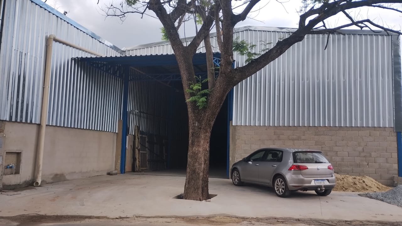 Fachada do galpão de 420 m² no Arquipélago Verde, Betim Fachada do galpão de 420 m² no bairro Arquipélago Verde, em Betim/MG, com portão de acesso azul e fechamento em telha metálica