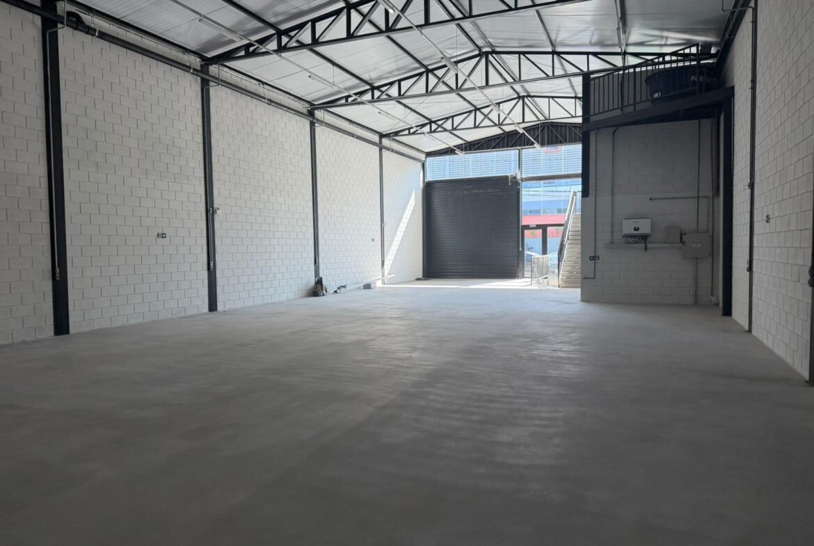 Área de armazenagem de 360 m² do galpão em Contagem, com piso industrial polido e pé-direito de 6 metros