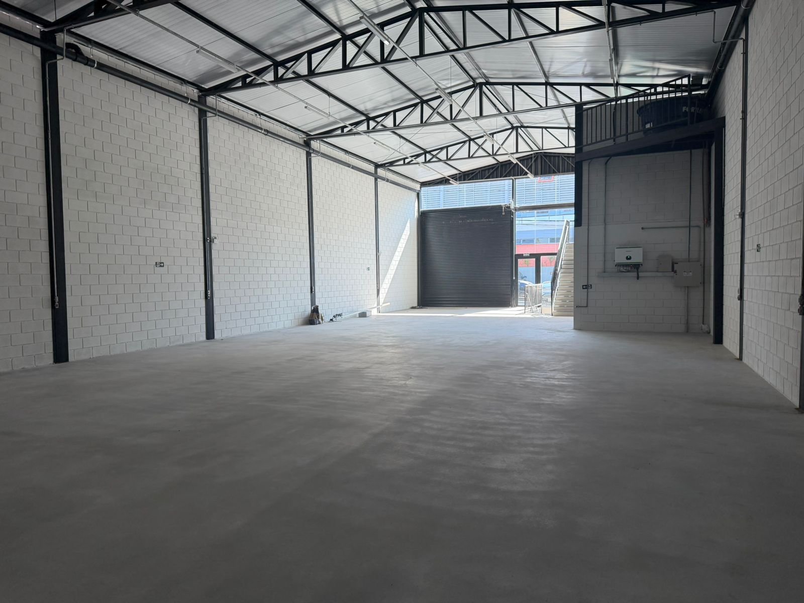 Área de armazenagem de 360 m² do galpão em Contagem, com piso industrial polido e pé-direito de 6 metros