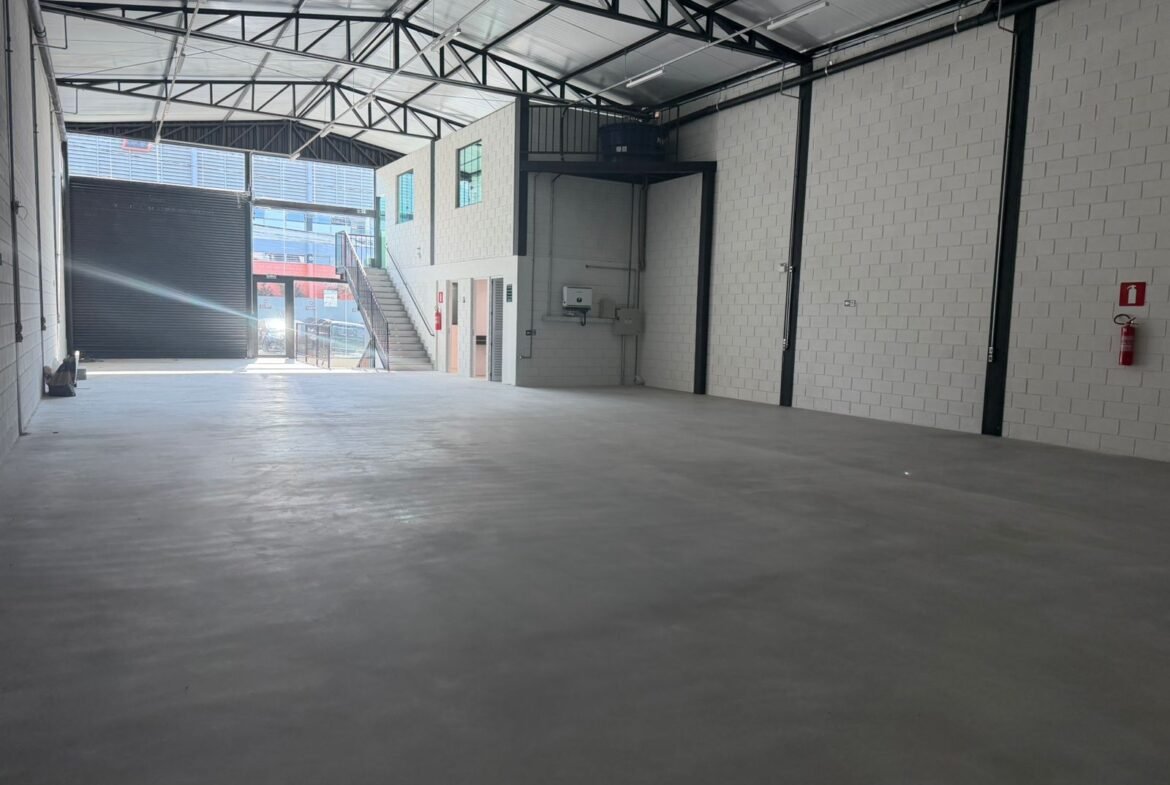 Portão automático de 5,50 m do galpão no Riacho das Pedras, com acesso direto para carga e descarga de caminhões