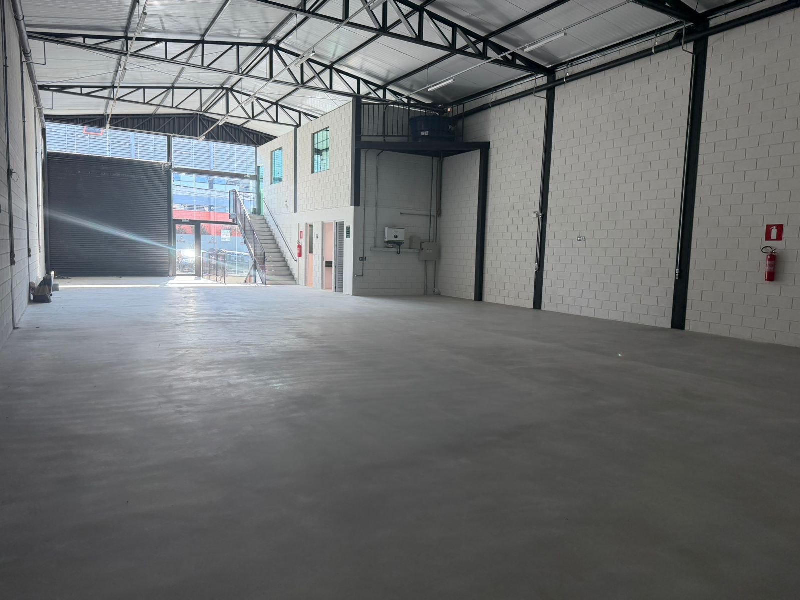 Portão automático de 5,50 m do galpão no Riacho das Pedras, com acesso direto para carga e descarga de caminhões