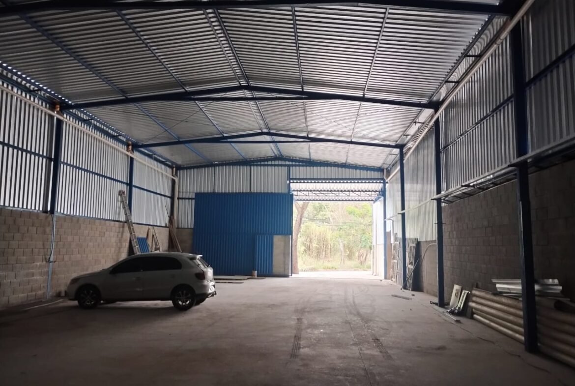 Vão livre do galpão com portão de acesso ao fundo Vão livre do galpão de 420 m² com piso usinado industrial e portão de acesso ao fundo, em Betim/MG