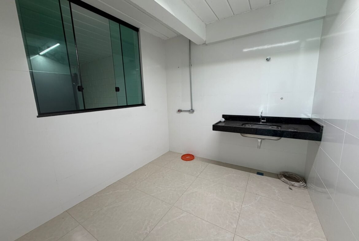 Cozinha do escritório do galpão para locação em Contagem, com bancada em granito, cuba inox e piso porcelanato