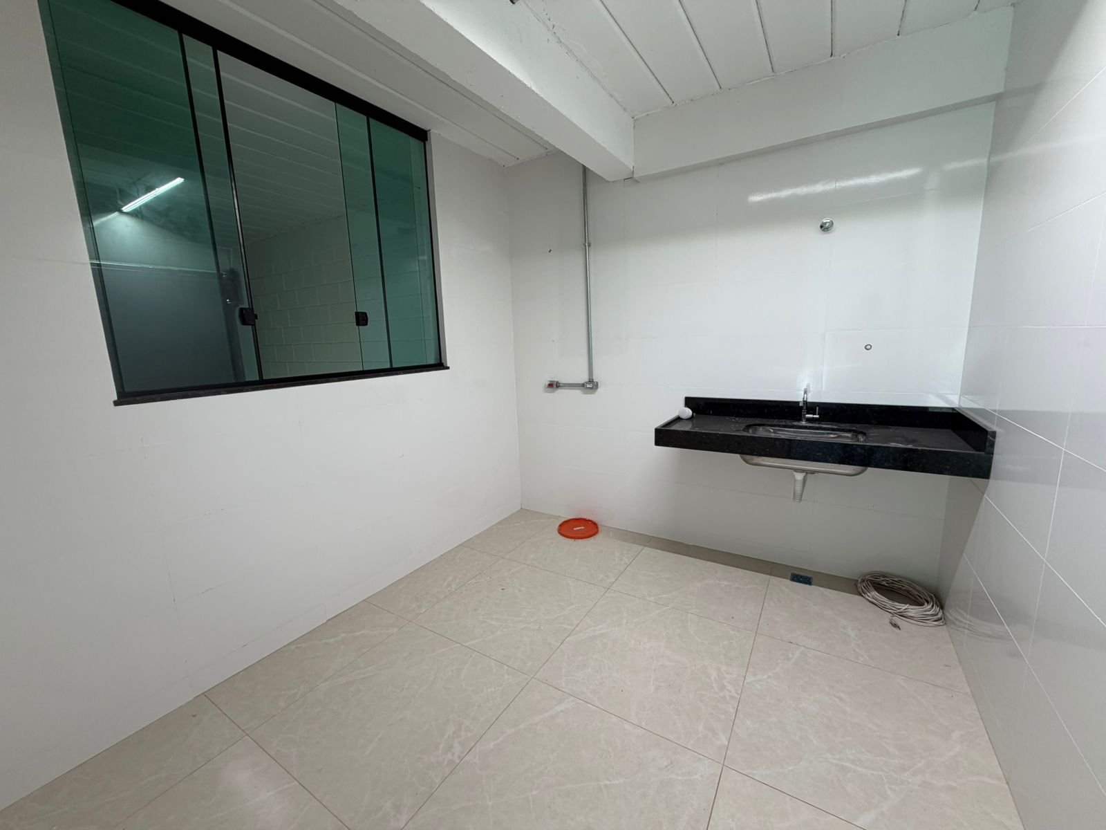 Cozinha do escritório do galpão para locação em Contagem, com bancada em granito, cuba inox e piso porcelanato
