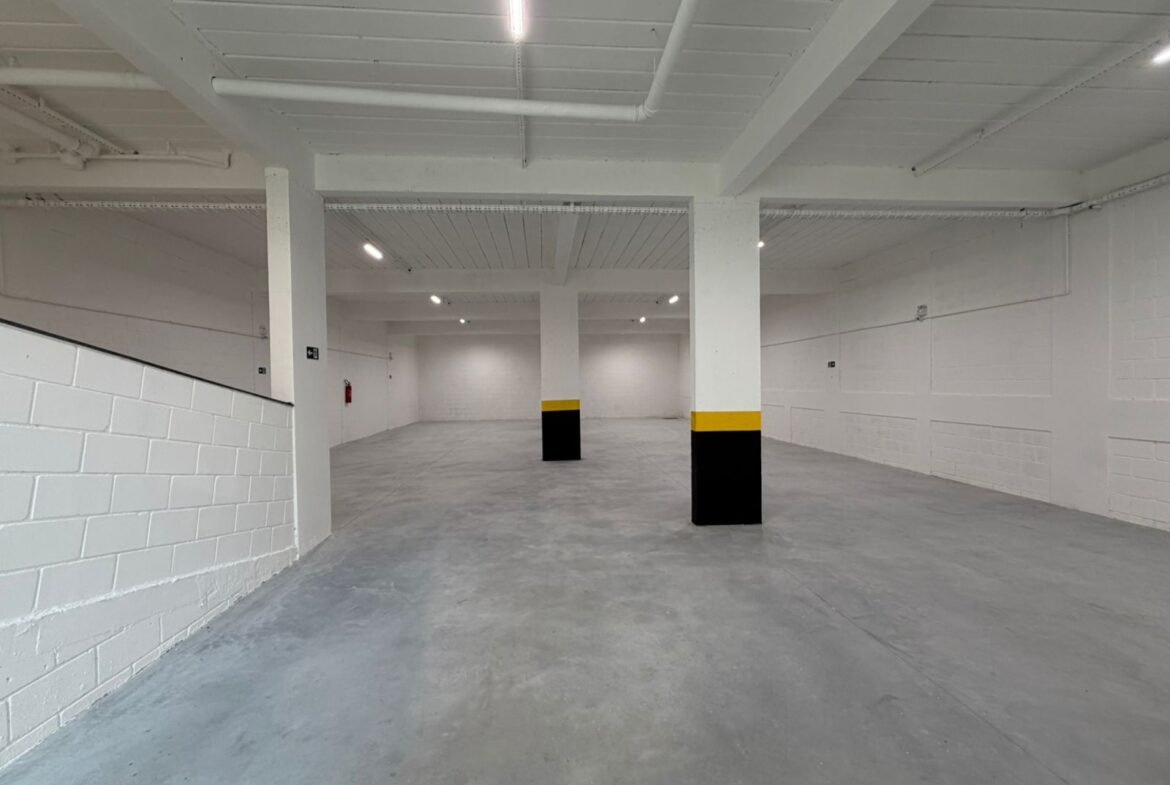 Subsolo do galpão para locação em Contagem iluminado em LED, pronto para estoque, produção ou estacionamento
