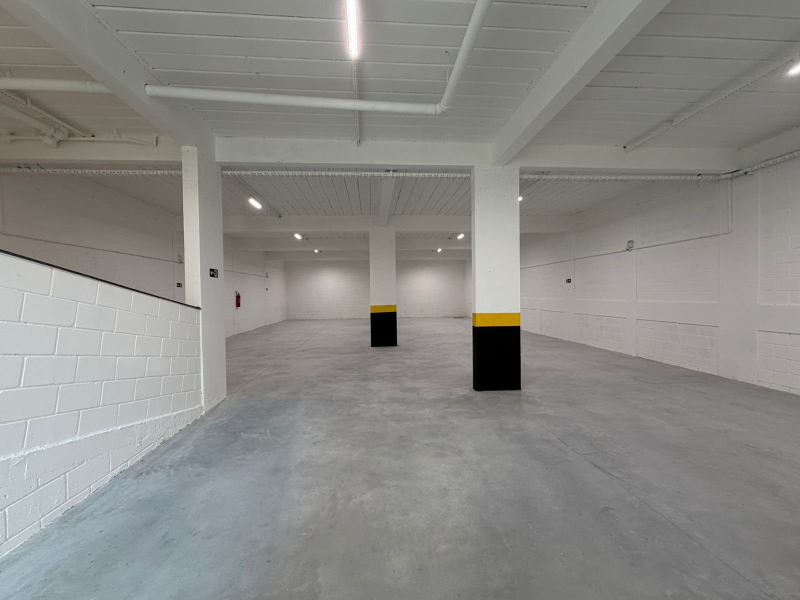 Subsolo do galpão para locação em Contagem iluminado em LED, pronto para estoque, produção ou estacionamento