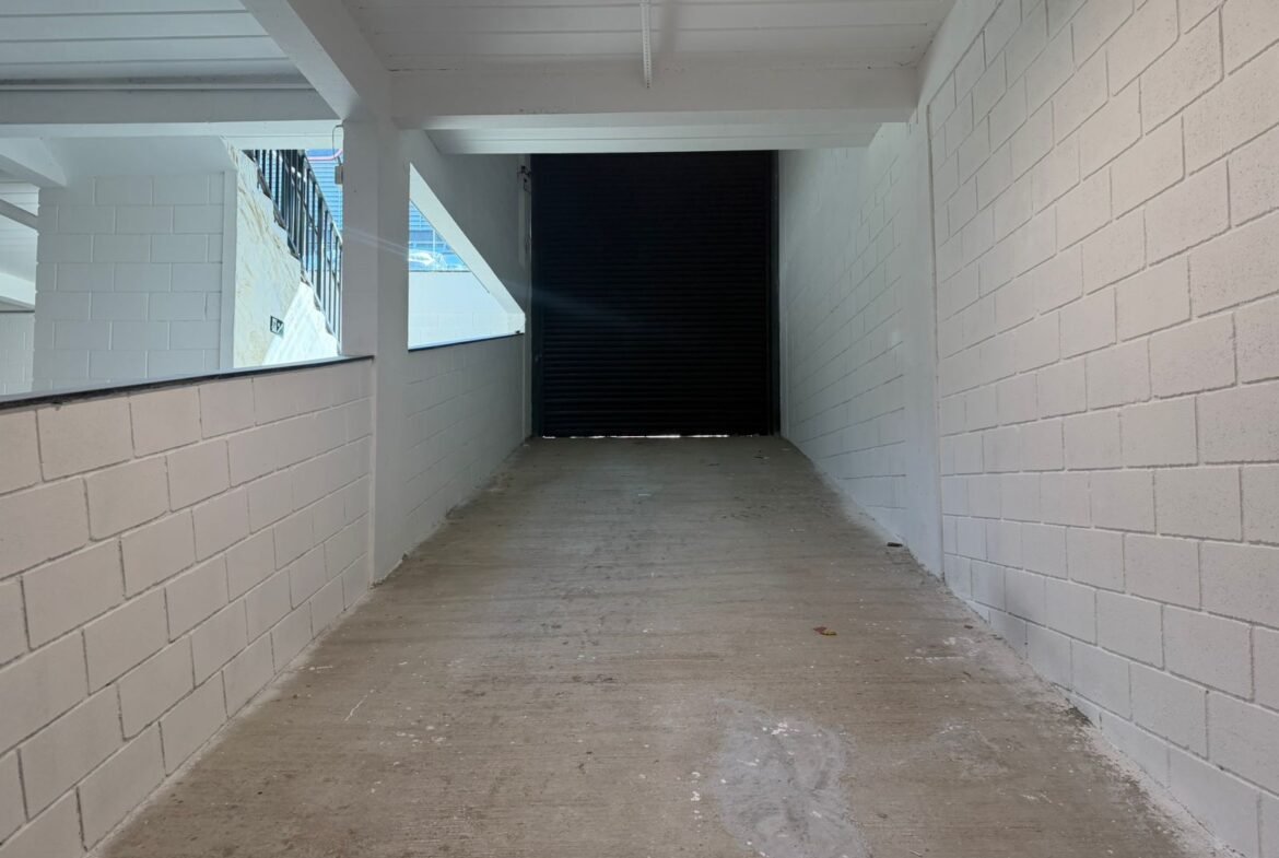 Rampa de acesso ao subsolo do galpão no Riacho das Pedras, com portão de 3,50 x 5,00 metros para veículos
