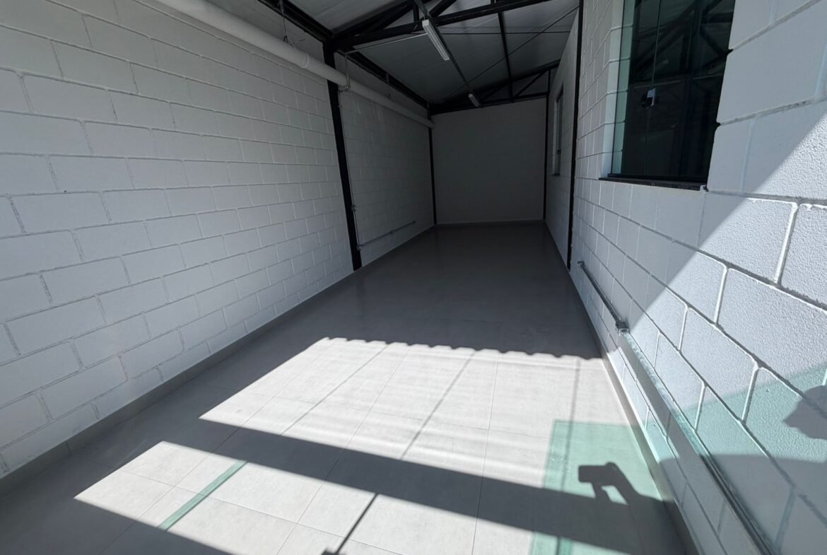 Área externa lateral coberta do galpão para locação no Riacho das Pedras, Contagem